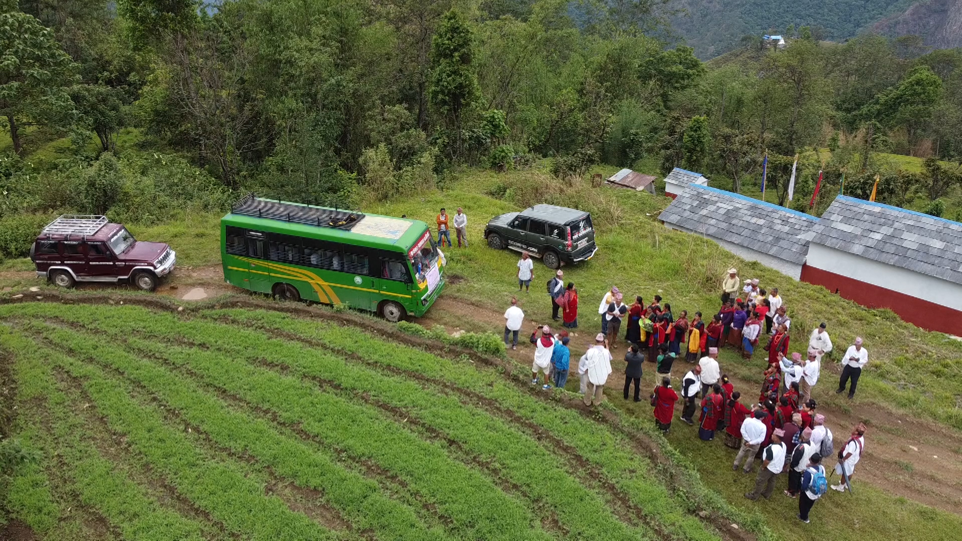 दुर्गम गाउँमा पहिलोपटक बस पुग्दा स्थानियहरुमा खुसीयाली…