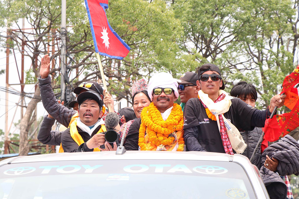 कृत्रिम खुट्टाको भरमा सगरमाथा चढेका हरिको भव्य स्वागत, मन्त्री किराँती पनि विमानस्थल पुगे