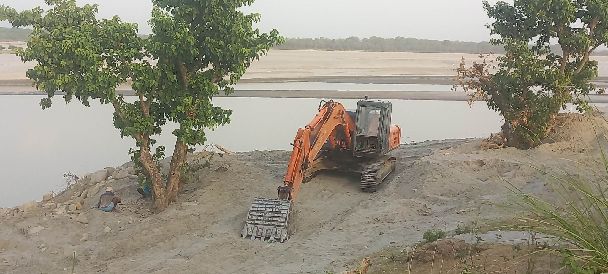 भारतीय ठेकेदारद्वारा सुस्तामा नदीजन्य पदार्थको चरम दोहन