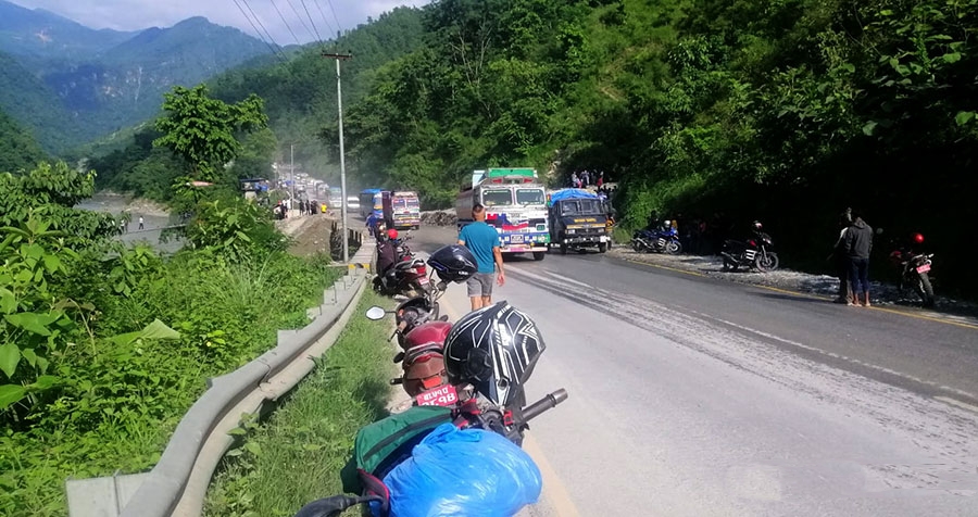 नारायणगढ–मुग्लिन सडकखण्डको सिमलतालमा मिनी ट्रक दुर्घटना