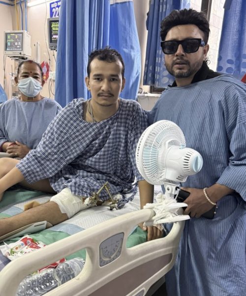 दुर्गेश थापाले काठमाडौंका विभिन्न अस्पतालमा पुगेर जेनजी आन्दोलनका ११ जना घाइतेलाई  आर्थिक सहयोग  गरे।