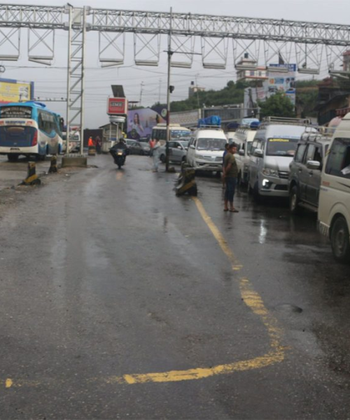 नागढुंगा चेकपोस्टमा माइकिङ : ‘अगाडि नबढ्नुहोला, काठमाडौं फिर्ता भई सुरक्षित हुनुहोला’