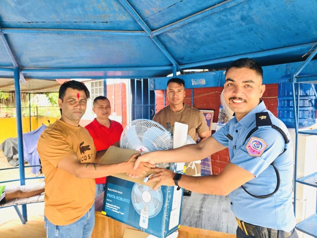 जन्मदिन को  उपलक्ष मा तुलसीपुर प्रहरी चौकीमा पंखा जडान