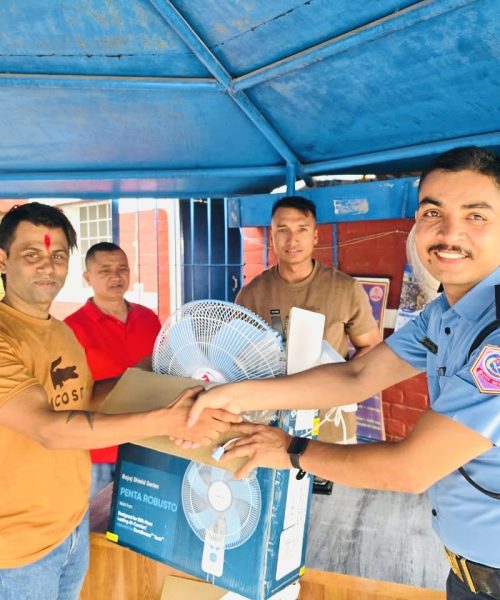 जन्मदिन को  उपलक्ष मा तुलसीपुर प्रहरी चौकीमा पंखा जडान