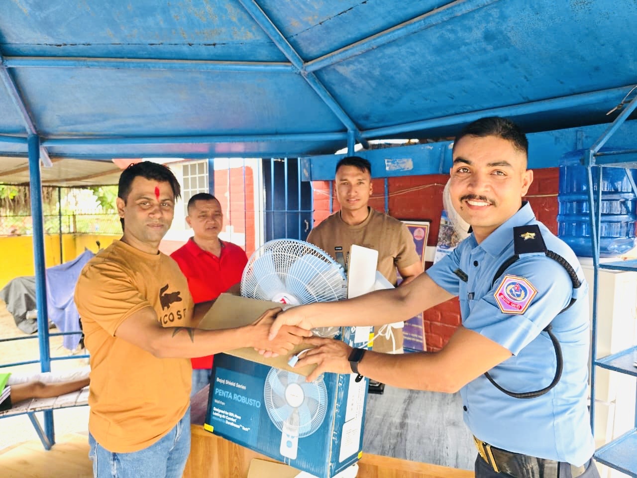 जन्मदिन को  उपलक्ष मा तुलसीपुर प्रहरी चौकीमा पंखा जडान